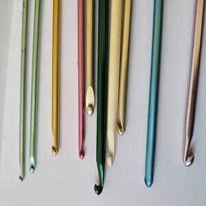 Vintage Crochet Hook Bundle Lot Colorful Sizes J 5 6 8 10